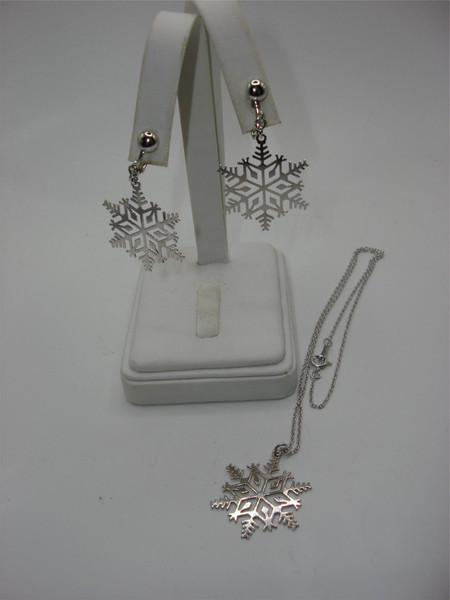 Vintage Avon Silver Snowflake Necklace & Earrings Set (Mint Condition)