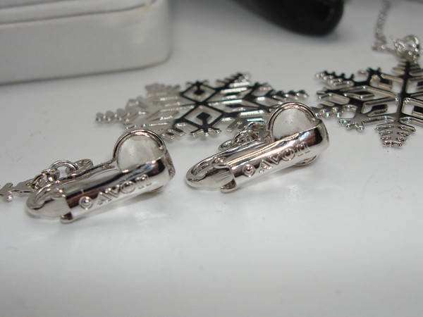 Vintage Avon Silver Snowflake Necklace & Earrings Set (Mint Condition)