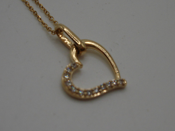 14K Gold Heart Diamond Pendant Necklace - Elegant & Sparkling
