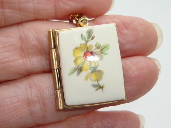 Vintage 1950s Gold Tone Porcelain Locket Necklace - Two Picture Compartments