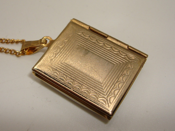 Vintage 1950s Gold Tone Porcelain Locket Necklace - Two Picture Compartments