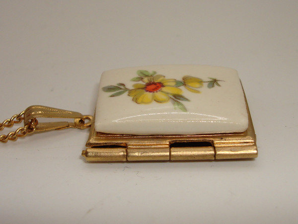 Vintage 1950s Gold Tone Porcelain Locket Necklace - Two Picture Compartments