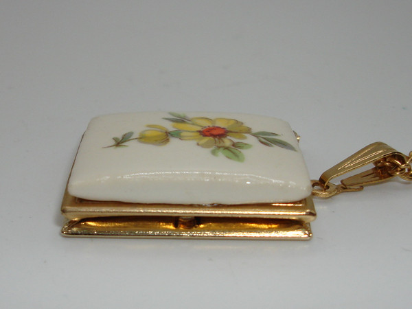 Vintage 1950s Gold Tone Porcelain Locket Necklace - Two Picture Compartments