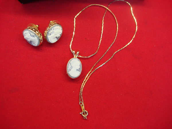 Vintage Cameo Pendant & Stud Earrings Set - Estate Jewelry with 18 Inch Chain