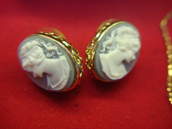 Vintage Cameo Pendant & Stud Earrings Set - Estate Jewelry with 18 Inch Chain