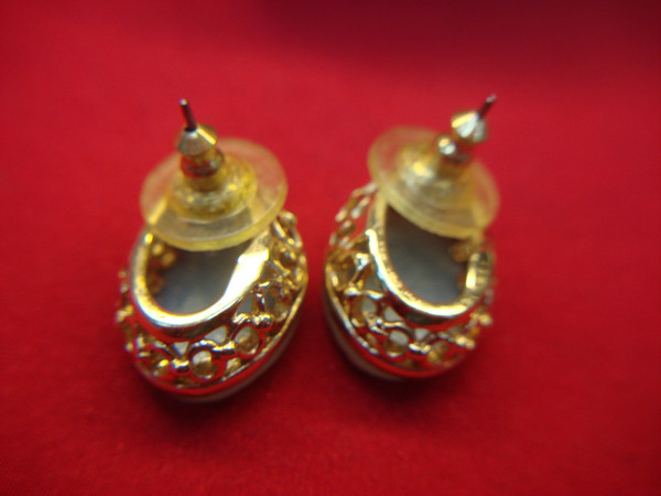 Vintage Cameo Pendant & Stud Earrings Set - Estate Jewelry with 18 Inch Chain