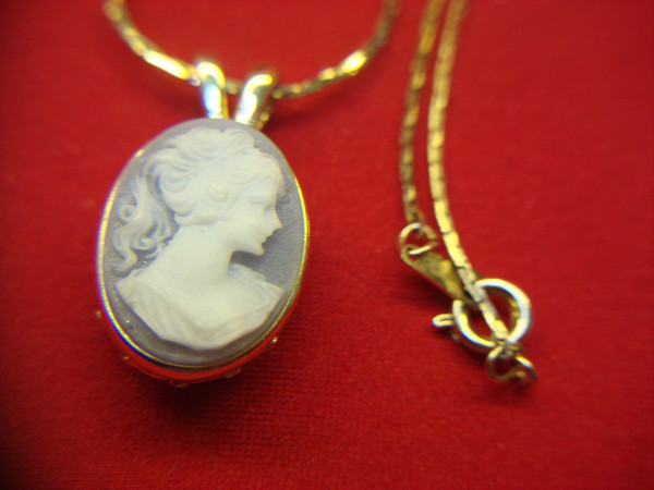 Vintage Cameo Pendant & Stud Earrings Set - Estate Jewelry with 18 Inch Chain