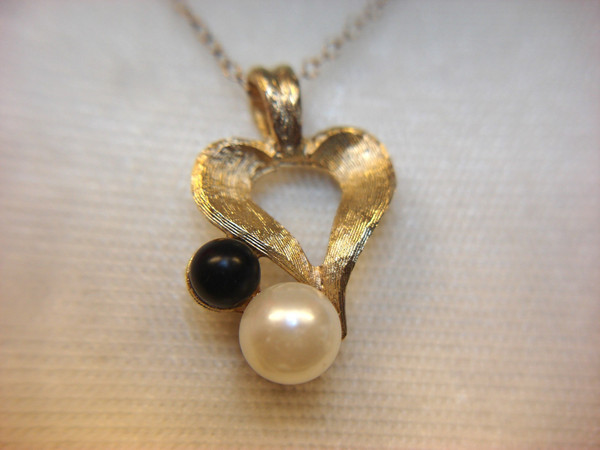 Vintage Cultured Pearl Heart Pendant on 12K Gold Filled Chain - Elegant & Pre-Owned