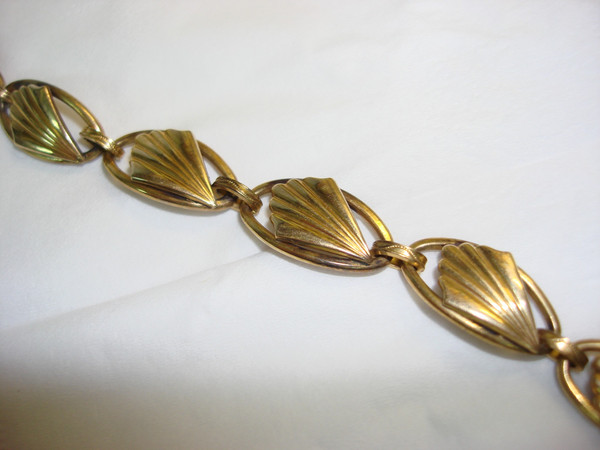 Vintage Simmons Gold Tone Leaf Bracelet (1940s-50s) | 6.5