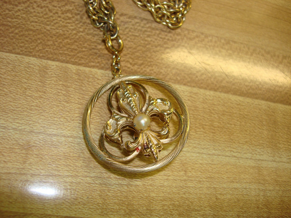 Vintage Gold Tone Reversible Fleur-de-Lis Pendant Necklace with Pearl & Turquoise