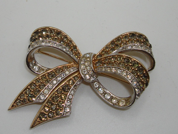 Vintage Boucher Gold Tone Rhinestone Bow Brooch/Pin - Estate Find (C222)