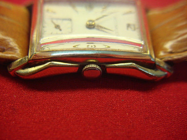 Vintage Wittnauer Wristwatch - 10K GF Case, 17 Jewel Movement - Unique Styling