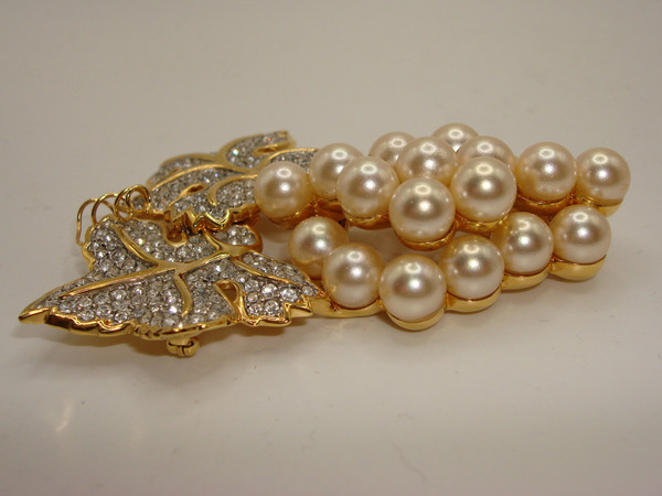 Vintage Swarovski S.A.L. Faux Pearl & Crystal Brooch (1980s) - Elegant Estate Find