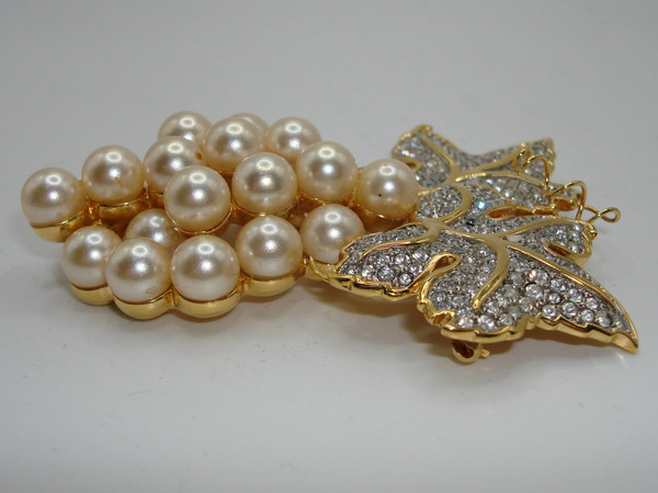 Vintage Swarovski S.A.L. Faux Pearl & Crystal Brooch (1980s) - Elegant Estate Find