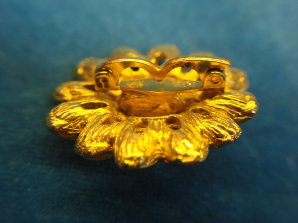 Vintage Gold Tone Flower Scarf Clip - Detailed Floral Design & Secure Hold