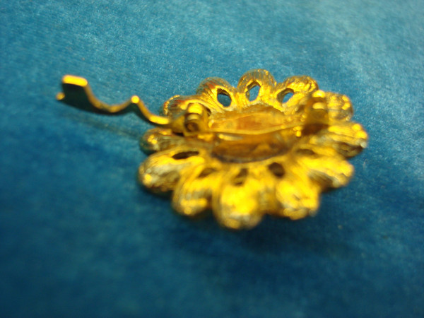Vintage Gold Tone Flower Scarf Clip - Detailed Floral Design & Secure Hold