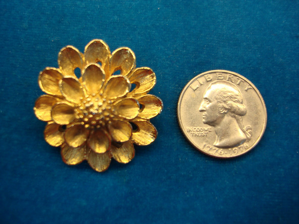 Vintage Gold Tone Flower Scarf Clip - Detailed Floral Design & Secure Hold