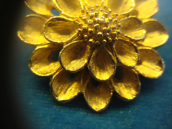 Vintage Gold Tone Flower Scarf Clip - Detailed Floral Design & Secure Hold
