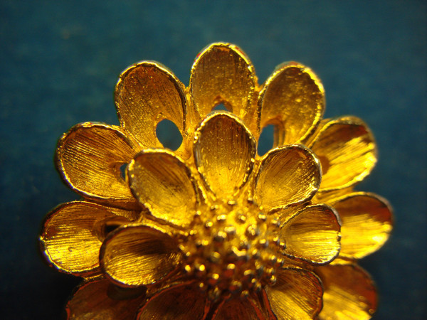 Vintage Gold Tone Flower Scarf Clip - Detailed Floral Design & Secure Hold