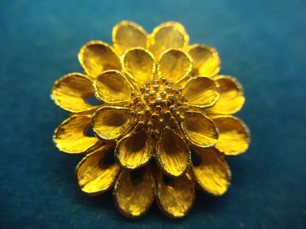 Vintage Gold Tone Flower Scarf Clip - Detailed Floral Design & Secure Hold