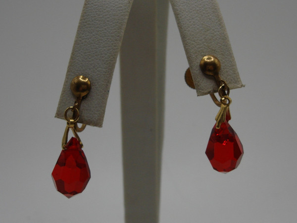 Vintage 1940s-50s Red Briolette Dangle Earrings - Gold Tone Screw Back