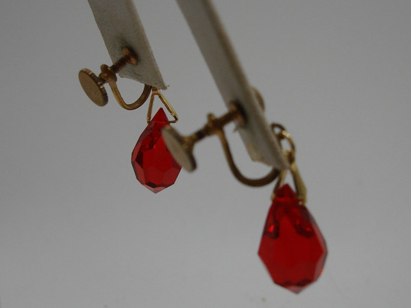 Vintage 1940s-50s Red Briolette Dangle Earrings - Gold Tone Screw Back