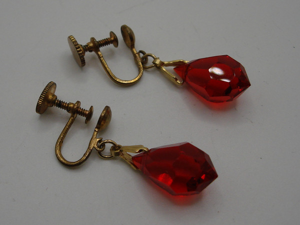 Vintage 1940s-50s Red Briolette Dangle Earrings - Gold Tone Screw Back