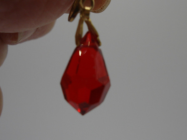 Vintage 1940s-50s Red Briolette Dangle Earrings - Gold Tone Screw Back