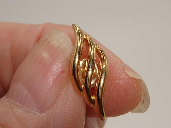 14K Gold Curved Earrings - Vintage Style, Excellent Condition