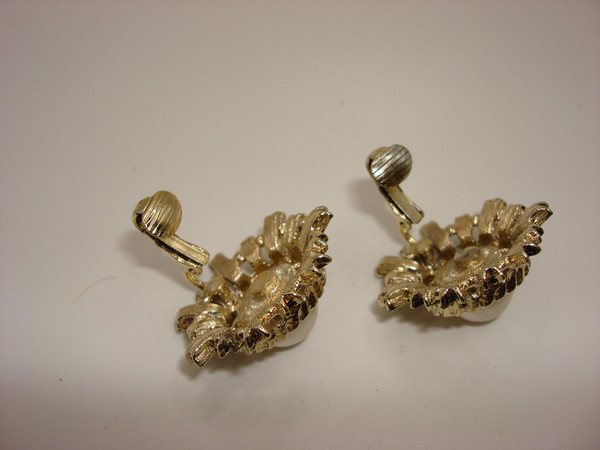 Vintage 1970s-80s Black Enamel & Faux Pearl Brooch & Earrings Set | Gold Tone Statement Jewelry