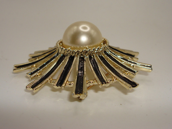 Vintage 1970s-80s Black Enamel & Faux Pearl Brooch & Earrings Set | Gold Tone Statement Jewelry
