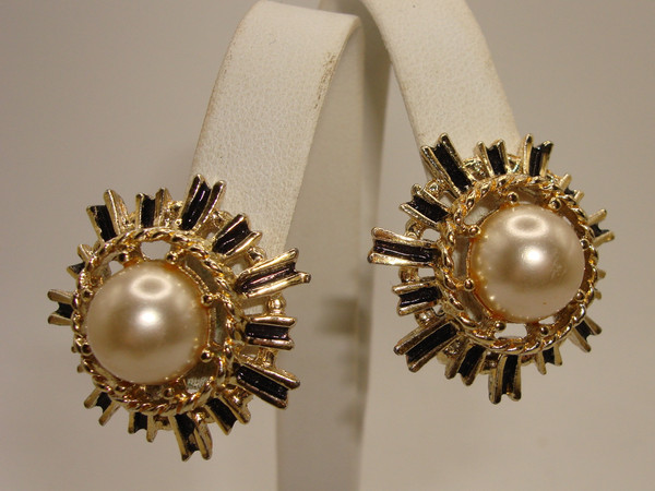 Vintage 1970s-80s Black Enamel & Faux Pearl Brooch & Earrings Set | Gold Tone Statement Jewelry