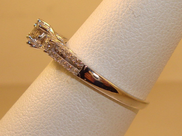 10K White Gold 3-Stone Diamond Engagement Ring (1/4 CT, G/H, SI2) - Excellent Condition