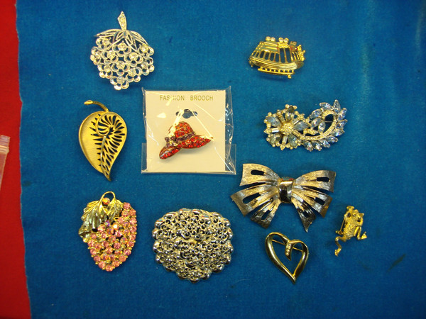 Vintage Sports Pins (Lot of 10) - Baseball Designs & Unique Craftsmanship