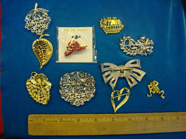 Vintage Sports Pins (Lot of 10) - Baseball Designs & Unique Craftsmanship