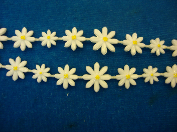 Vintage Sarah Coventry Light 'N Bright Daisy Jewelry Set (Necklace, Pin & Earrings) - Excellent Condition