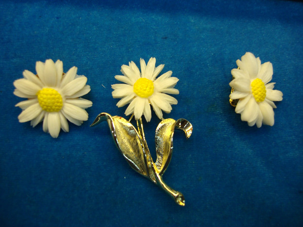 Vintage Sarah Coventry Light 'N Bright Daisy Jewelry Set (Necklace, Pin & Earrings) - Excellent Condition