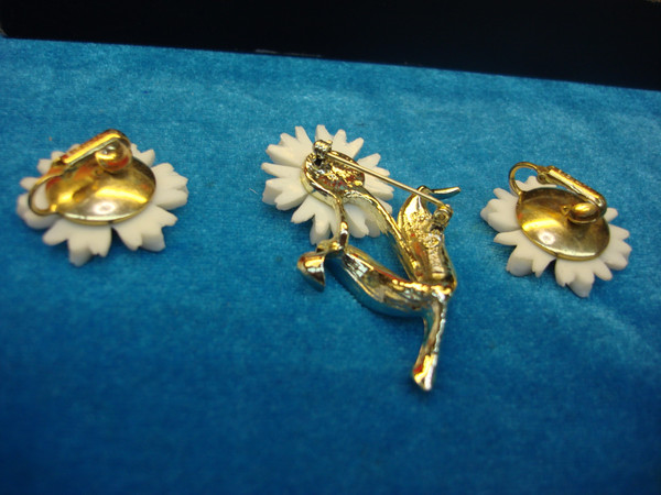 Vintage Sarah Coventry Light 'N Bright Daisy Jewelry Set (Necklace, Pin & Earrings) - Excellent Condition