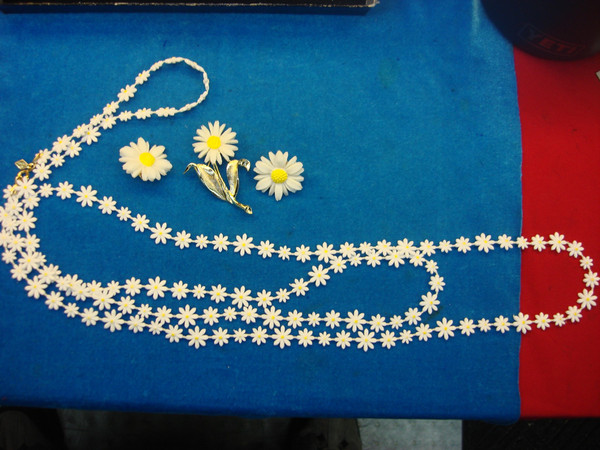 Vintage Sarah Coventry Light 'N Bright Daisy Jewelry Set (Necklace, Pin & Earrings) - Excellent Condition