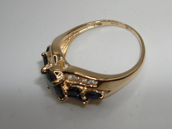 Stunning 14K Gold Sapphire & Diamond Ring (Size 9) - Approx. 2ctw Diamonds