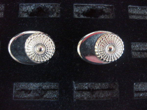 Vintage Gold-Tone Cufflinks - Elegant & Classic Pair