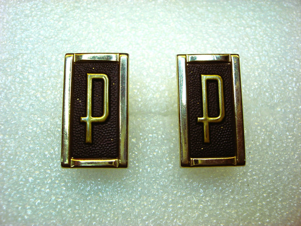 Vintage Swank Gold Tone Cufflinks with Louver Pattern & 'P' Monogram - Nice #180
