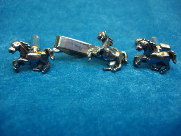 Vintage Silver Tone Galloping Horses Tie Clip & Cufflinks Set - Excellent Condition