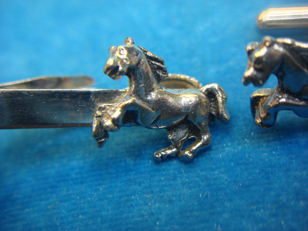 Vintage Silver Tone Galloping Horses Tie Clip & Cufflinks Set - Excellent Condition