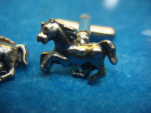 Vintage Silver Tone Galloping Horses Tie Clip & Cufflinks Set - Excellent Condition