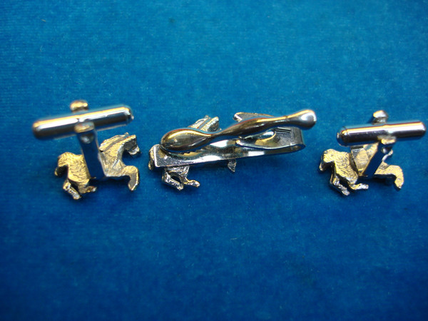 Vintage Silver Tone Galloping Horses Tie Clip & Cufflinks Set - Excellent Condition