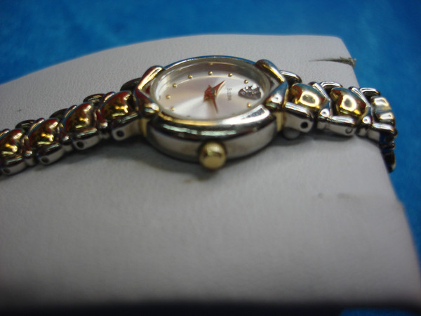 Bulova 98P11 Vintage Hearts Quartz Watch - Two-Tone Silver & Gold Bracelet, Casual Style