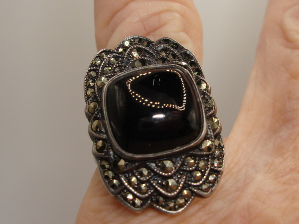 Vintage Uncas Sterling Silver Onyx & Marcasite Ring Size 6.5 (Unique & Well-Made)