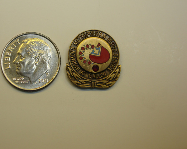 Vintage Richmond Metropolitan Blood Service 10 Gallon Lapel Pin - Gold Plated