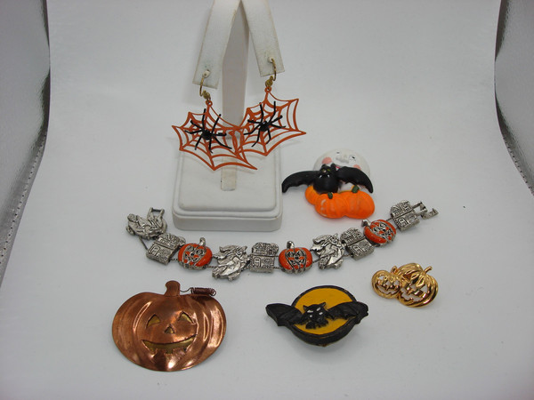 Vintage Halloween Jewelry Set: Bracelet, Pins & Earrings - Witch, Pumpkin & Bat Motifs